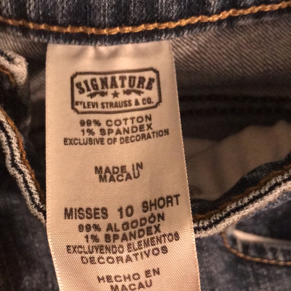 ❤️ (29)Ladies in Levi’s, size 10 short. Jeans are in excellent condition. - Picture 7 of 9